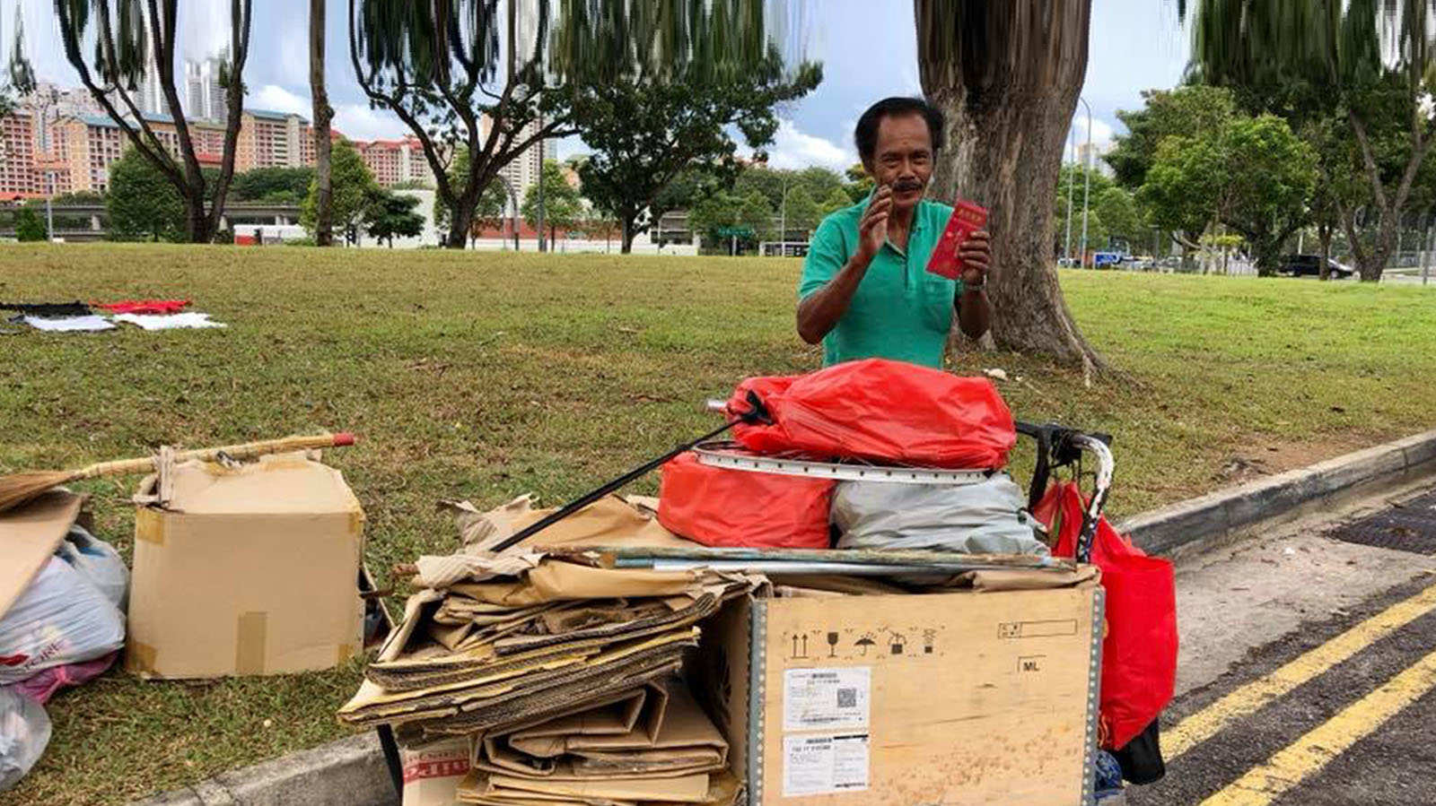 ‘Just a small gesture’: Singaporeans give ang paos to strangers during Chinese New Year