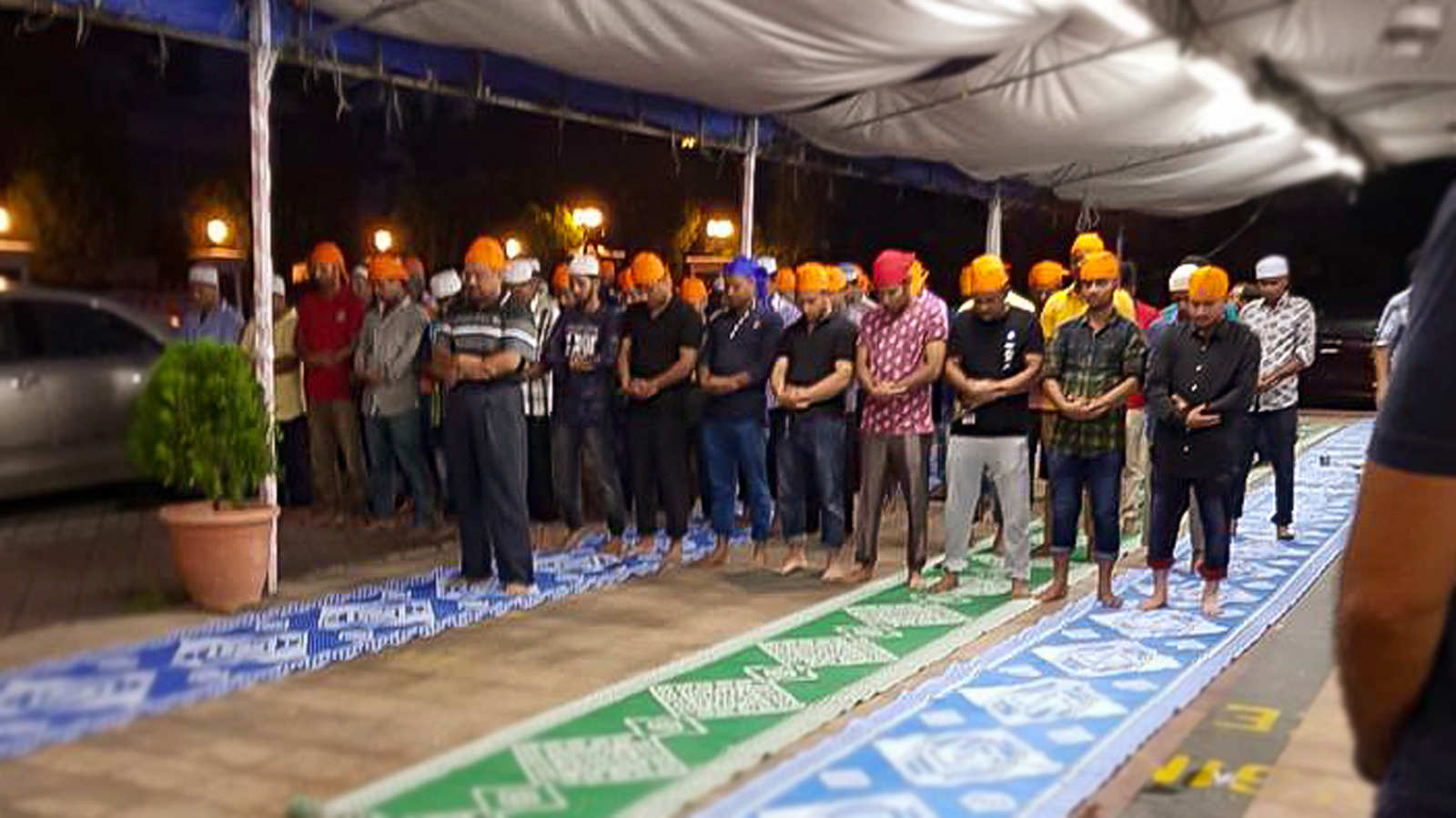 Local Sikh community hosts Muslim migrant workers for iftar in Sikh temple