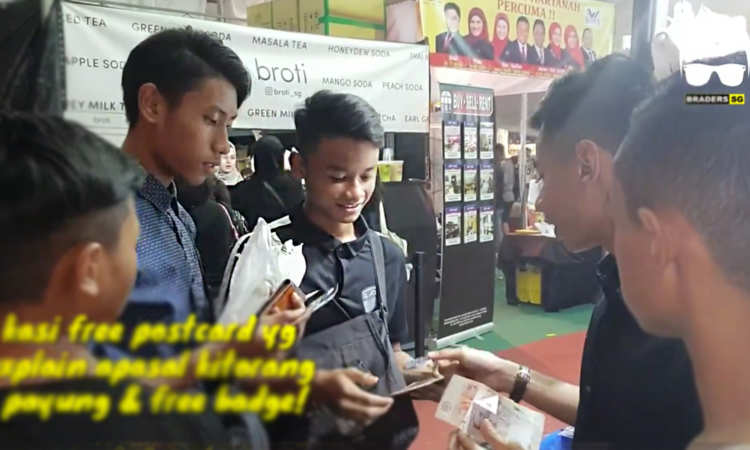Post thumbnail of Youths pool money to give the needy a treat at Geylang Serai and Woodlands Bazaar