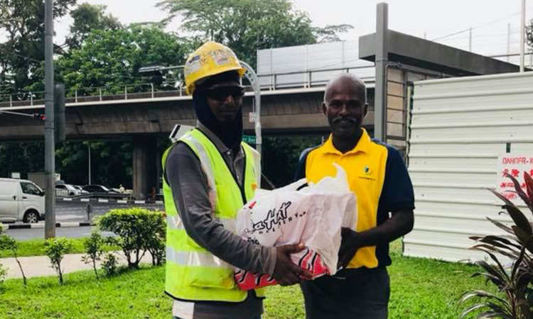 Post thumbnail of Surprise delivery of pizzas and doughnuts for migrant workers on Deepavali