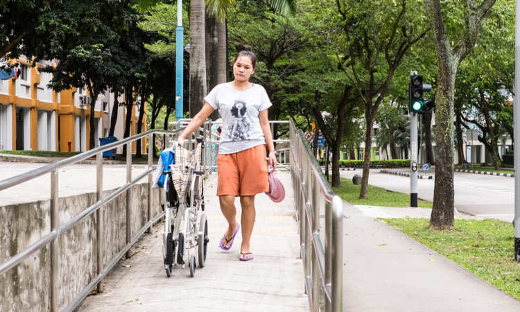 Post thumbnail of Domestic helpers share touching encounters with kind Singaporeans