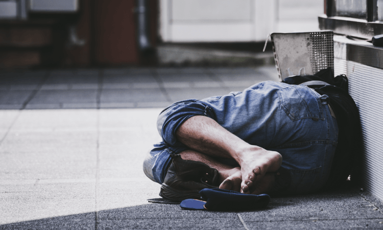 Post thumbnail of Jogger doesn’t know how to help a homeless elderly person. The Internet offers suggestions