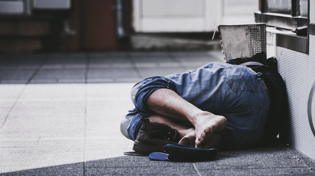 Jogger doesn’t know how to help a homeless elderly person. The Internet offers suggestions