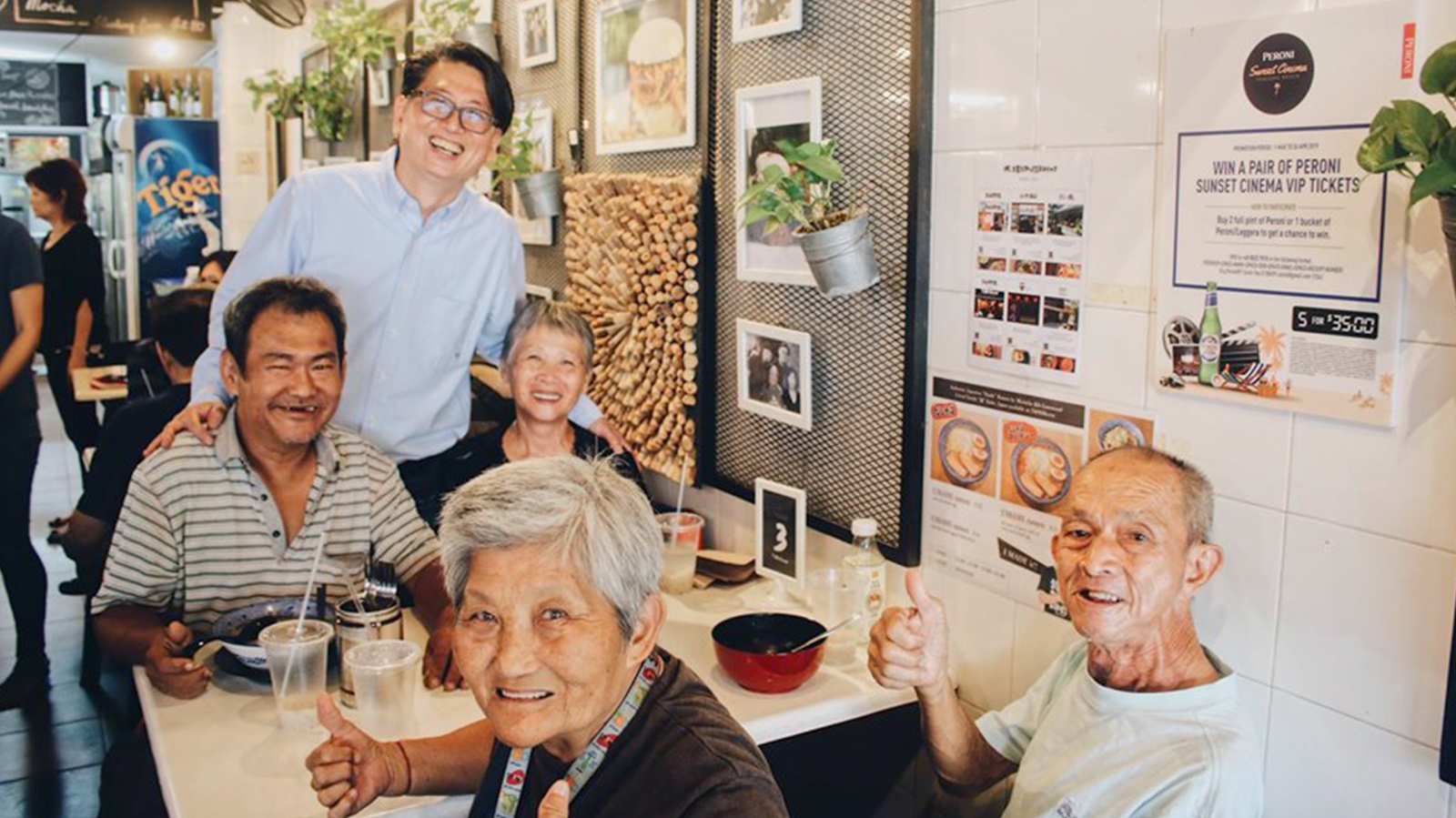 Man celebrates his 60th birthday by giving elderly cardboard collectors a treat