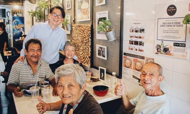 Post thumbnail of Man celebrates his 60th birthday by giving elderly cardboard collectors a treat