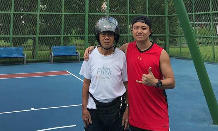 Post thumbnail of For the past eight years, this elderly man has voluntarily fixed public basketball court nets for free