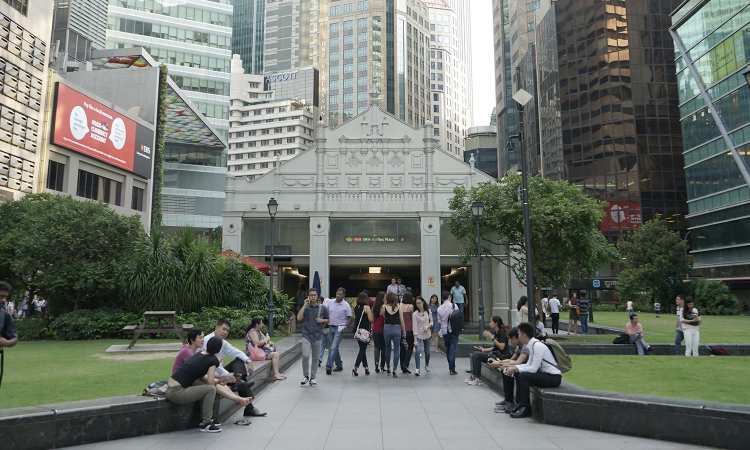 Post thumbnail of Bystanders at Raffles Place MRT came together to help young lady who fainted