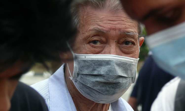 Post thumbnail of He asks Reddit for advice on where to get masks for cancer-stricken father, Redditors offer theirs