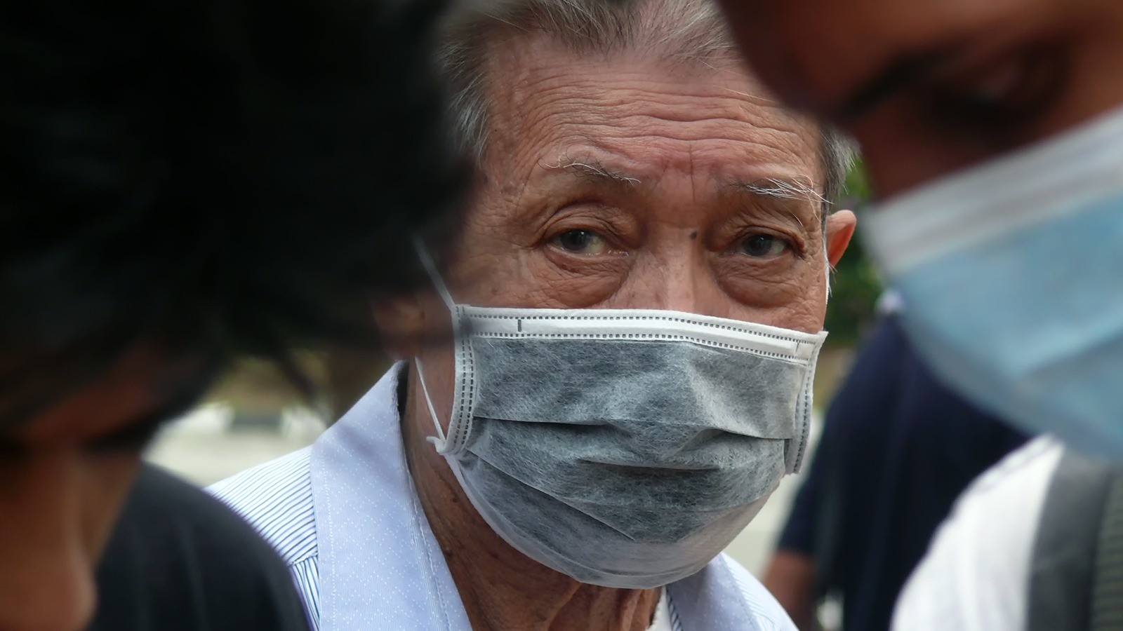 He asks Reddit for advice on where to get masks for cancer-stricken father, Redditors offer theirs