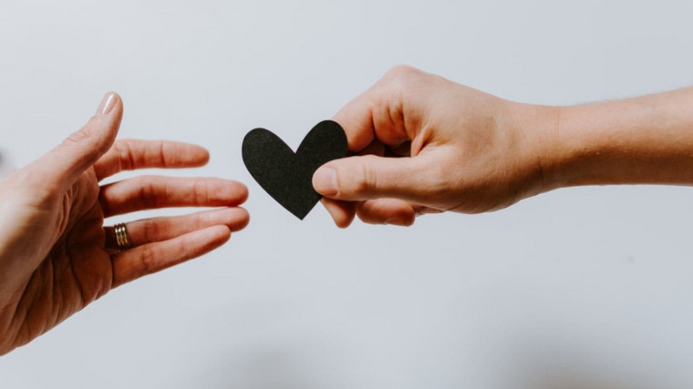 Feature_an handing a woman a heart shape